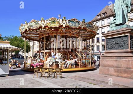 Strasbourg, France - septembre 2023 : carrousel 'appelé carrousel de la place Gutenberg' dans le centre-ville historique Banque D'Images