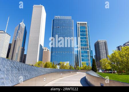 Gratte-ciel du centre-ville de Chicago et pont piéton BP voyageant aux États-Unis Banque D'Images