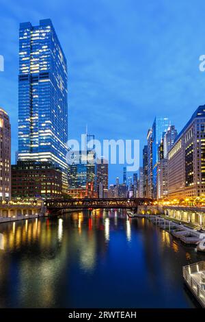 Gratte-ciel du centre-ville de Chicago au format portrait du pont de la rivière Chicago voyageant aux États-Unis Banque D'Images