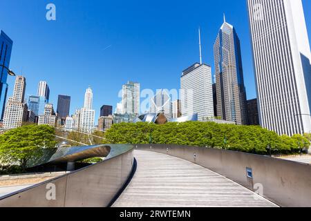 Gratte-ciel du centre-ville de Chicago et pont piéton BP voyageant aux États-Unis Banque D'Images