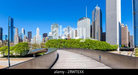 Gratte-ciel du centre-ville de Chicago et panorama itinérant BP Pedestrian Bridge aux États-Unis Banque D'Images