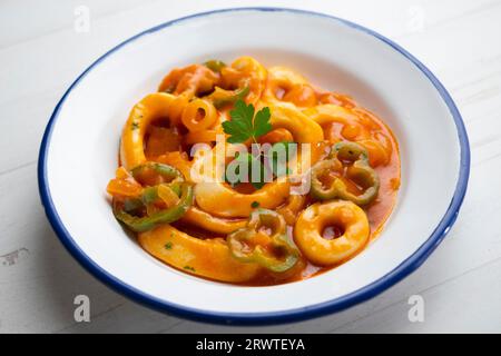 Rondelles de calmar cuites avec pommes de terre et légumes. Banque D'Images