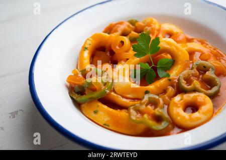 Rondelles de calmar cuites avec pommes de terre et légumes. Banque D'Images