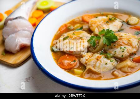 Ragoût de merlu avec pommes de terre, poireaux et autres légumes de saison. Banque D'Images