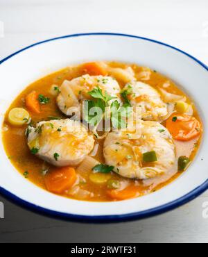 Ragoût de merlu avec pommes de terre, poireaux et autres légumes de saison. Banque D'Images