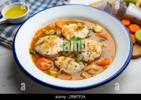 Ragoût de merlu avec pommes de terre, poireaux et autres légumes de saison. Banque D'Images