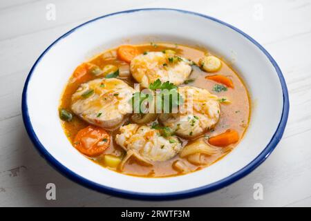 Ragoût de merlu avec pommes de terre, poireaux et autres légumes de saison. Banque D'Images