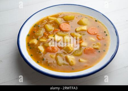 Lanières de calmars mijotées avec pommes de terre, légumes et bouillon. Banque D'Images