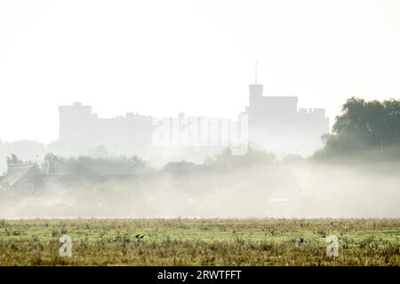 Dorney, Buckinghamshire, Royaume-Uni. 21 septembre 2023. Vues du château de Windsor sur Dorney Common. Après une journée de fortes pluies hier, le matin était brumeux sur Dorney Common dans le Buckinghamshire. Crédit : Maureen McLean/Alamy Live News Banque D'Images