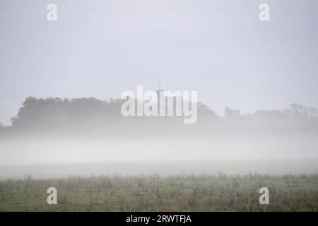 Dorney, Buckinghamshire, Royaume-Uni. 21 septembre 2023. Vues du château de Windsor sur Dorney Common. Après une journée de fortes pluies hier, le matin était brumeux sur Dorney Common dans le Buckinghamshire. Crédit : Maureen McLean/Alamy Live News Banque D'Images