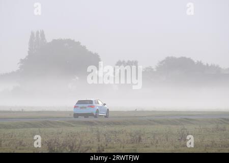 Dorney, Buckinghamshire, Royaume-Uni. 21 septembre 2023. Un trajet brumeux pour les conducteurs ce matin. Après une journée de fortes pluies hier, le matin était brumeux sur Dorney Common dans le Buckinghamshire. Crédit : Maureen McLean/Alamy Live News Banque D'Images