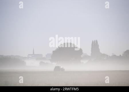 Dorney, Buckinghamshire, Royaume-Uni. 21 septembre 2023. Un trajet brumeux pour les conducteurs ce matin. Après une journée de fortes pluies hier, le matin était brumeux sur Dorney Common dans le Buckinghamshire. Crédit : Maureen McLean/Alamy Live News Banque D'Images