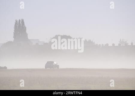 Dorney, Buckinghamshire, Royaume-Uni. 21 septembre 2023. Un trajet brumeux pour les conducteurs ce matin. Après une journée de fortes pluies hier, le matin était brumeux sur Dorney Common dans le Buckinghamshire. Crédit : Maureen McLean/Alamy Live News Banque D'Images