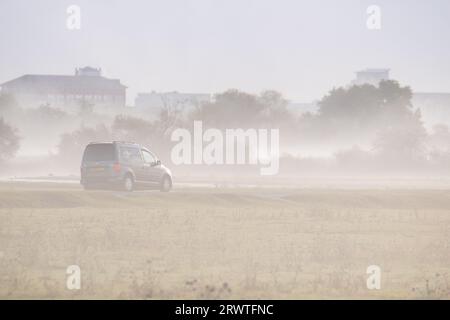 Dorney, Buckinghamshire, Royaume-Uni. 21 septembre 2023. Un trajet brumeux pour les conducteurs ce matin. Après une journée de fortes pluies hier, le matin était brumeux sur Dorney Common dans le Buckinghamshire. Crédit : Maureen McLean/Alamy Live News Banque D'Images