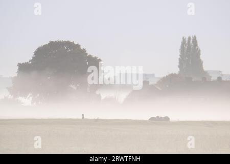 Dorney, Buckinghamshire, Royaume-Uni. 21 septembre 2023. Après une journée de fortes pluies hier, le matin était brumeux sur Dorney Common dans le Buckinghamshire. Crédit : Maureen McLean/Alamy Live News Banque D'Images