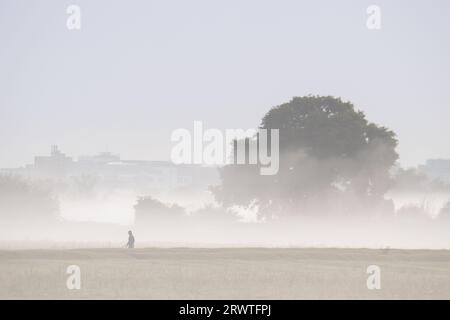 Dorney, Buckinghamshire, Royaume-Uni. 21 septembre 2023. Après une journée de fortes pluies hier, le matin était brumeux sur Dorney Common dans le Buckinghamshire. Crédit : Maureen McLean/Alamy Live News Banque D'Images