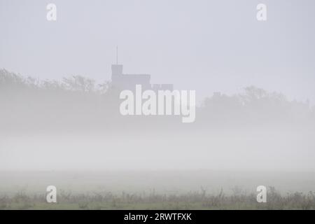 Dorney, Buckinghamshire, Royaume-Uni. 21 septembre 2023. Vues du château de Windsor sur Dorney Common. Après une journée de fortes pluies hier, le matin était brumeux sur Dorney Common dans le Buckinghamshire. Crédit : Maureen McLean/Alamy Live News Banque D'Images