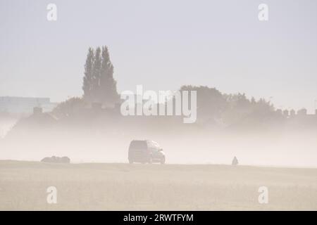 Dorney, Buckinghamshire, Royaume-Uni. 21 septembre 2023. Un trajet brumeux pour les conducteurs ce matin. Après une journée de fortes pluies hier, le matin était brumeux sur Dorney Common dans le Buckinghamshire. Crédit : Maureen McLean/Alamy Live News Banque D'Images