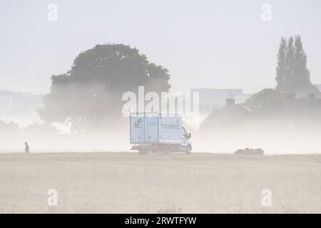 Dorney, Buckinghamshire, Royaume-Uni. 21 septembre 2023. Un trajet brumeux pour les conducteurs ce matin. Après une journée de fortes pluies hier, le matin était brumeux sur Dorney Common dans le Buckinghamshire. Crédit : Maureen McLean/Alamy Live News Banque D'Images