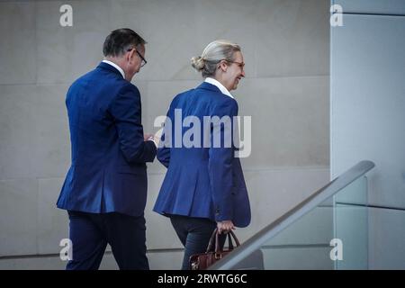 Berlin, Allemagne. 21 septembre 2023. Tino Chrupalla, président fédéral de l'AfD et chef du groupe parlementaire de l'AfD, et Alice Weidel, chef du groupe parlementaire de l'AfD, quittent la session du Bundestag. Le sujet est la future Financing Act. Crédit : Kay Nietfeld/dpa/Alamy Live News Banque D'Images