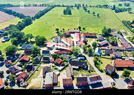 Vue aérienne depuis le bord d'un village dans le nord de l'Allemagne avec une grande ferme dont les écuries sont disposées en forme d'étoile Banque D'Images