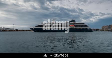 Bateau de croisière entrant dans le port de Sète, un matin d'été, en Occitanie, France Banque D'Images