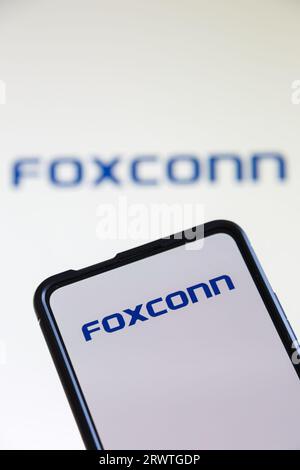 Stuttgart, Allemagne - 20 juillet 2023 : logo Foxconn du producteur d'ordinateurs sur un téléphone portable et un écran à Stuttgart, Allemagne. Banque D'Images