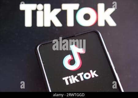 Stuttgart, Allemagne - 20 juillet 2023 : logo TikTok sur les médias sociaux sur un téléphone portable et un écran d'ordinateur à Stuttgart, Allemagne. Banque D'Images