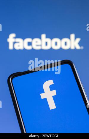 Stuttgart, Allemagne - 20 juillet 2023 : logo Facebook sur les médias sociaux sur un téléphone portable et un écran d'ordinateur à Stuttgart, Allemagne. Banque D'Images