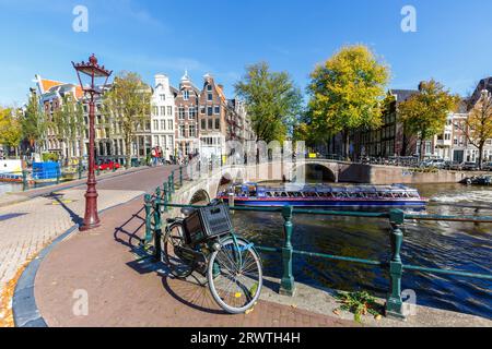 Canal et ponts Maisons hollandaises traditionnelles à Keizersgracht voyageant à Amsterdam, pays-Bas Banque D'Images