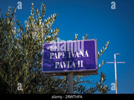 MEDJUGORJE, BOSNIE-HERZÉGOVINE - SEPTEMBRE 8 2023 : panneau de rue à Medjugorje, destination des pèlerins Banque D'Images