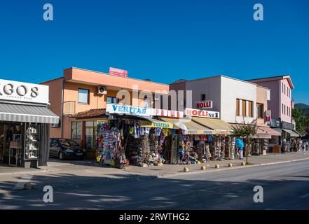 MEDJUGORJE, BOSNIE-HERZÉGOVINE - SEPTEMBRE 8 2023 : vue des boutiques de souvenirs à Medjugorje, destination des pèlerins Banque D'Images