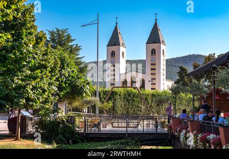 MEDJUGORJE, BOSNIE-HERZÉGOVINE - SEPTEMBRE 8 2023 : vue de l'église Saint James à Medjugorje, destination des pèlerins Banque D'Images