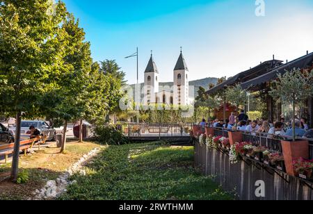 MEDJUGORJE, BOSNIE-HERZÉGOVINE - SEPTEMBRE 8 2023 : vue de l'église Saint James à Medjugorje, destination des pèlerins Banque D'Images