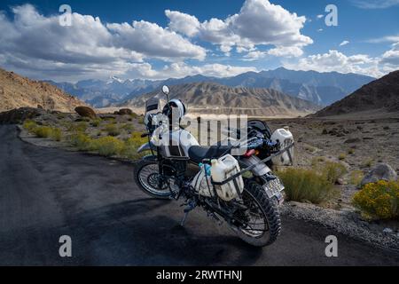 Un vélo d'aventure Royal Enfield Himalaya dans la vallée de l'Indus, au Ladakh Banque D'Images