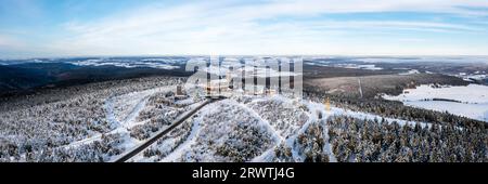 Fichtelberg plus haute montagne à Erzgebirge en hiver neige vue aérienne photo panorama à Oberwiesenthal, Allemagne Banque D'Images