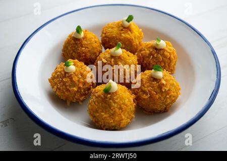 Croquettes traditionnelles espagnoles tapa avec un peu de mayonnaise sur le dessus. Banque D'Images