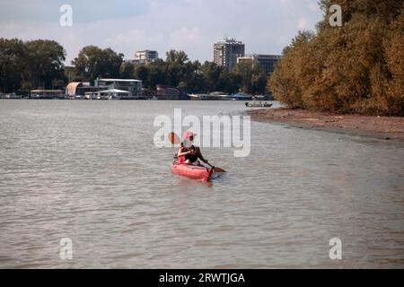 Belgrade, Serbie, 17 septembre 2023 : une jeune femme descend le Danube en kayak Banque D'Images