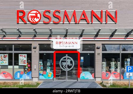 Stuttgart, Allemagne - 30 juillet 2023 : magasin de supermarché Rossmann succursale de pharmacie à Stuttgart, Allemagne. Banque D'Images