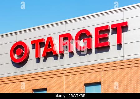 Chicago, États-Unis - 3 mai 2023 : logo Target sur un discounter de supermarché d'une succursale de grand magasin de rabais à Chicago, États-Unis. Banque D'Images