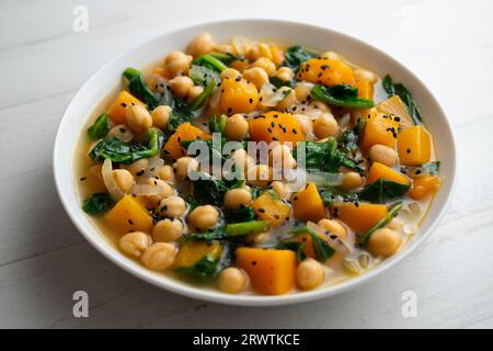 Sauce de pois chiches avec épinards et citrouille. Banque D'Images