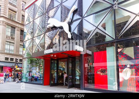 New York, États-Unis - 11 mai 2023 : magasin de la marque de vente au détail PUMA Flagship store sur la 5th Avenue à New York, États-Unis. Banque D'Images