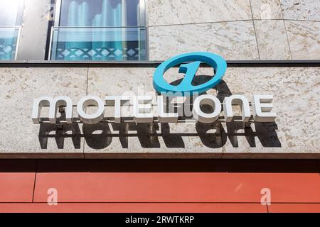 Stuttgart, Allemagne - 10 avril 2023 : chaîne hôtelière Motel One avec logo à Lautenschlagerstrasse à Stuttgart, Allemagne. Banque D'Images