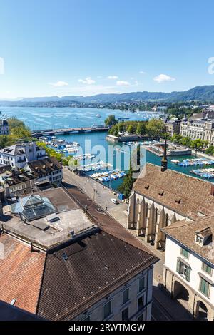 Zurich Skyline avec lac d'en haut format portrait voyageant en Suisse Banque D'Images