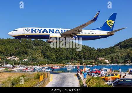 Skiathos, Grèce - 24 juin 2023 : Boeing 737-800 de Ryanair à l'aéroport de Skiathos (JSI) en Grèce. Banque D'Images