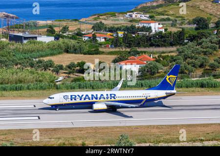 Skiathos, Grèce - 24 juin 2023 : Boeing 737-800 de Ryanair à l'aéroport de Skiathos (JSI) en Grèce. Banque D'Images