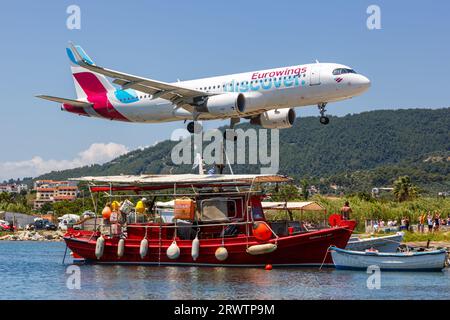 Skiathos, Grèce - 27 juin 2023 : Eurowings Découvrez l'Airbus A320 à l'aéroport de Skiathos (JSI) en Grèce. Banque D'Images