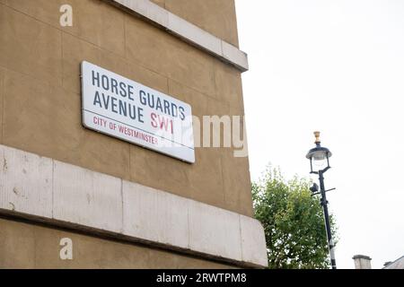 LONDRES- 18 SEPTEMBRE 2023 : Horse Guards Avenue SW1 Street Sign- Landmark Street parmi les bâtiments du gouvernement britannique à Whitehall, Westminster Banque D'Images