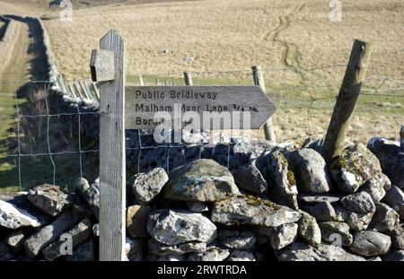 Panneau indiquant public Bridleway à Malham Moor Lane et Bordley à Mastiles Gate sur Mastiles Lane près de Malham, parc national des Yorkshire Dales, Angleterre Banque D'Images