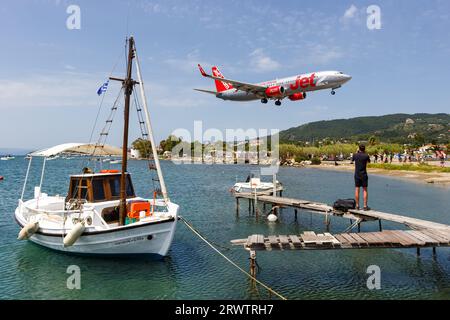 Skiathos, Grèce - 25 juin 2023 : avion Jet2 Boeing 737-800 à l'aéroport de Skiathos (JSI) en Grèce. Banque D'Images